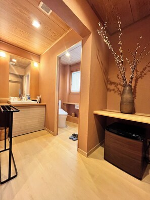 Chambre Standard, non-fumeurs, salle de bains commune (Japanese-Style) | Salle de bain | Douche, articles de toilette gratuits, sèche-cheveux, chaussons