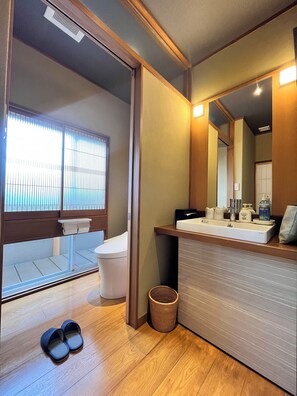 Superior-Zimmer, 1 Schlafzimmer, Nichtraucher, Gemeinschaftsbad (Japanese-Style) | Badezimmer | Dusche, kostenlose Toilettenartikel, Haartrockner, Hausschuhe