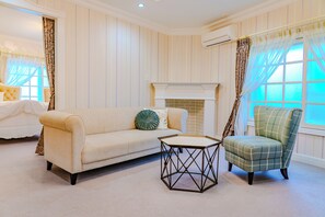 Western Room 21square meter (2 people, Sink, WC, Non Smoking) | Living area | Flat-screen TV - Ryokan Kiraku (Beppu)