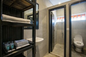Bathroom shower - White Rabbit Hostel - Adults Only (Siem Reap)