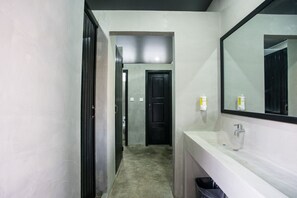 Dusche, Regendusche, kostenlose Toilettenartikel, Haartrockner