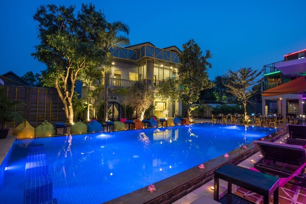 Outdoor pool, open 8 AM to 10 PM, pool loungers