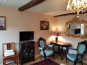 Refrigerador, microondas, placa de cocina, cafetera expreso