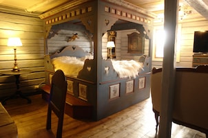 Escritorio, sistema de insonorización y tabla de planchar con plancha