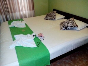 Kahden hengen deluxe-huone, 1 keskisuuri parisänky, rantanäköala | 1 makuuhuone, ylelliset vuodevaatteet, työpöytä, silitysrauta/-lauta