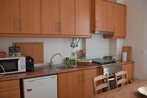 Apartamento família, 1 quarto, cozinha, no andar executivo | Cozinha privada | Geladeira grande, micro-ondas, fogão, cooktop