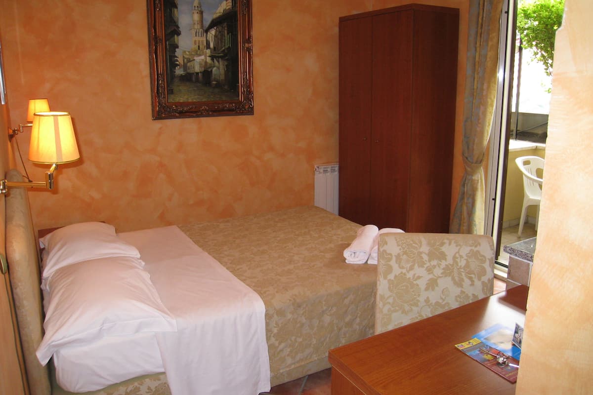 Standard Double Room | Desk, free WiFi