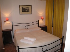 Quadruple Room | Desk, free WiFi - Residenza Camilla (Rome)