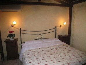 4 人部屋 | デスク、WiFi (無料)