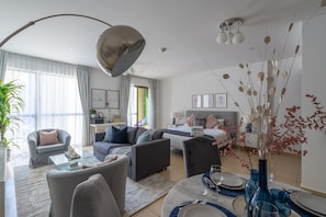 Luxury Studio | Living area | 44-inch flat-screen TV with satellite channels, TV, Netflix - HiGuests - Murjan 2 (Dubai)