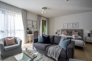 奢华开间 | 起居区 | 44-英寸纯平电视（配备卫星频道）、电视、Netflix