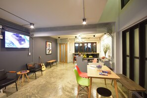 Lobby sitting area - The Chatbox Silom Hostel (Bangkok)