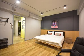 King Size Bedroom  | Blackout curtains, free WiFi, bed sheets - The Chatbox Silom Hostel (Bangkok)