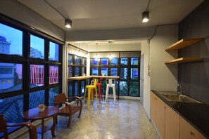 Family Private Room with shared Bathroom  | Living room - The Chatbox Silom Hostel (Bangkok)