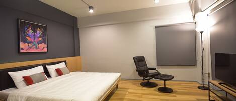 King Size Bedroom | Blackout drapes, free WiFi, bed sheets