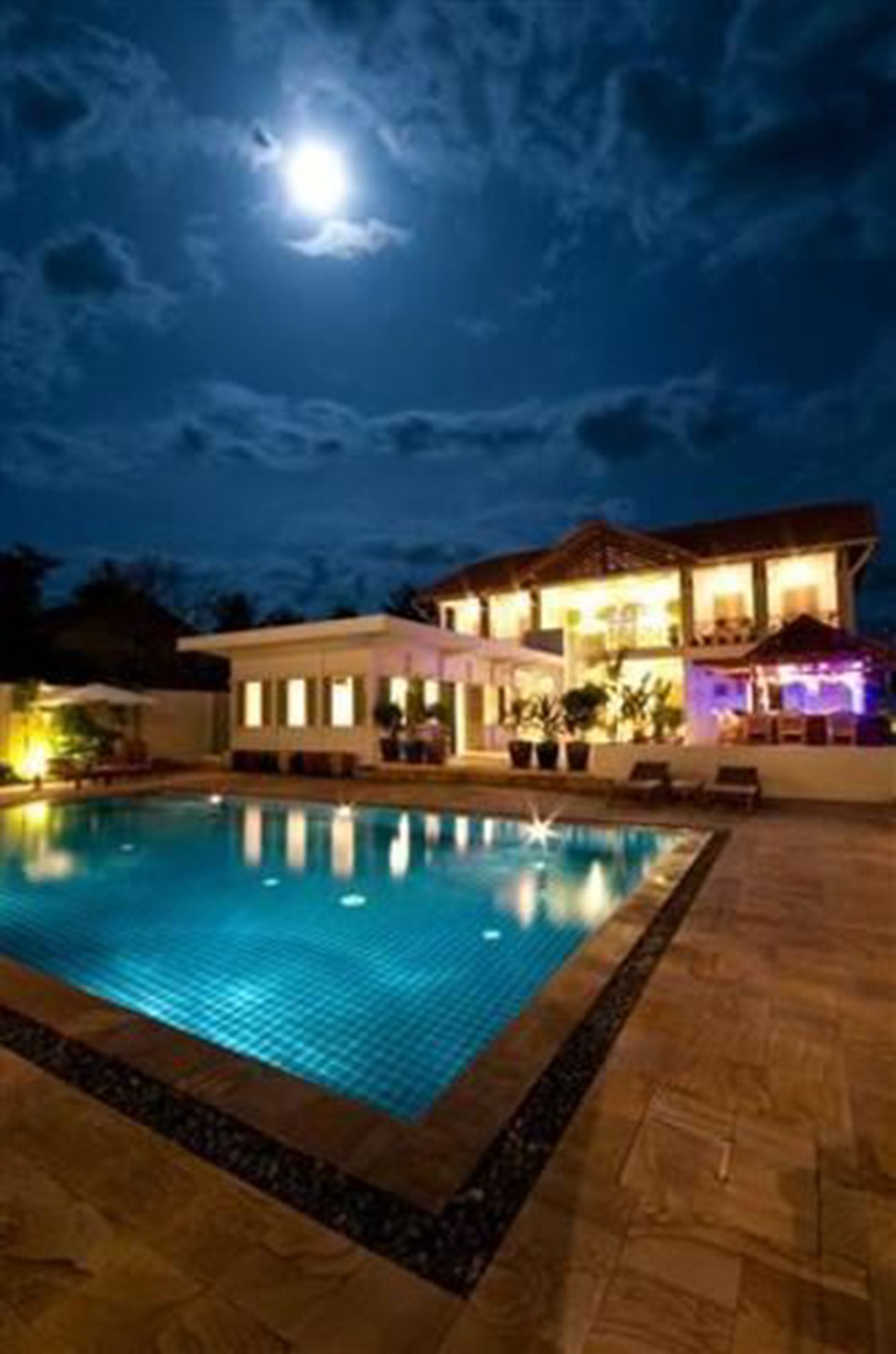 outdoor pool, open 7 am to 9 pm, pool umbrellas, pool loungers