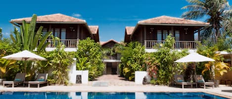 Outdoor pool, open 7 AM to 9 PM, pool umbrellas, pool loungers