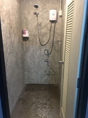 Bathroom shower - Doze Hostel (Chiang Mai)