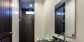 Combined shower/tub, deep soaking tub, free toiletries, hair dryer
