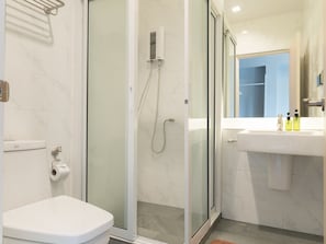 Shower, free toiletries, hair dryer, towels