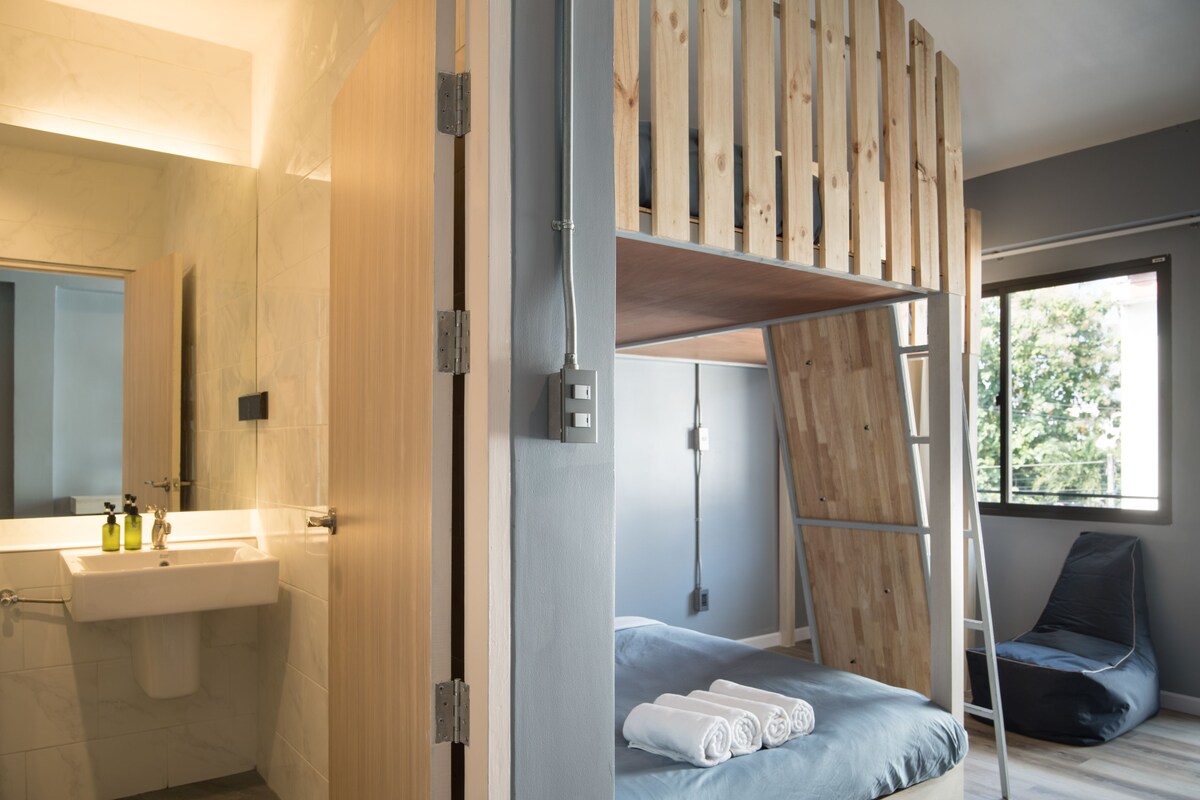 Family Room with Balcony | Truy cập Internet không dây miễn phí 