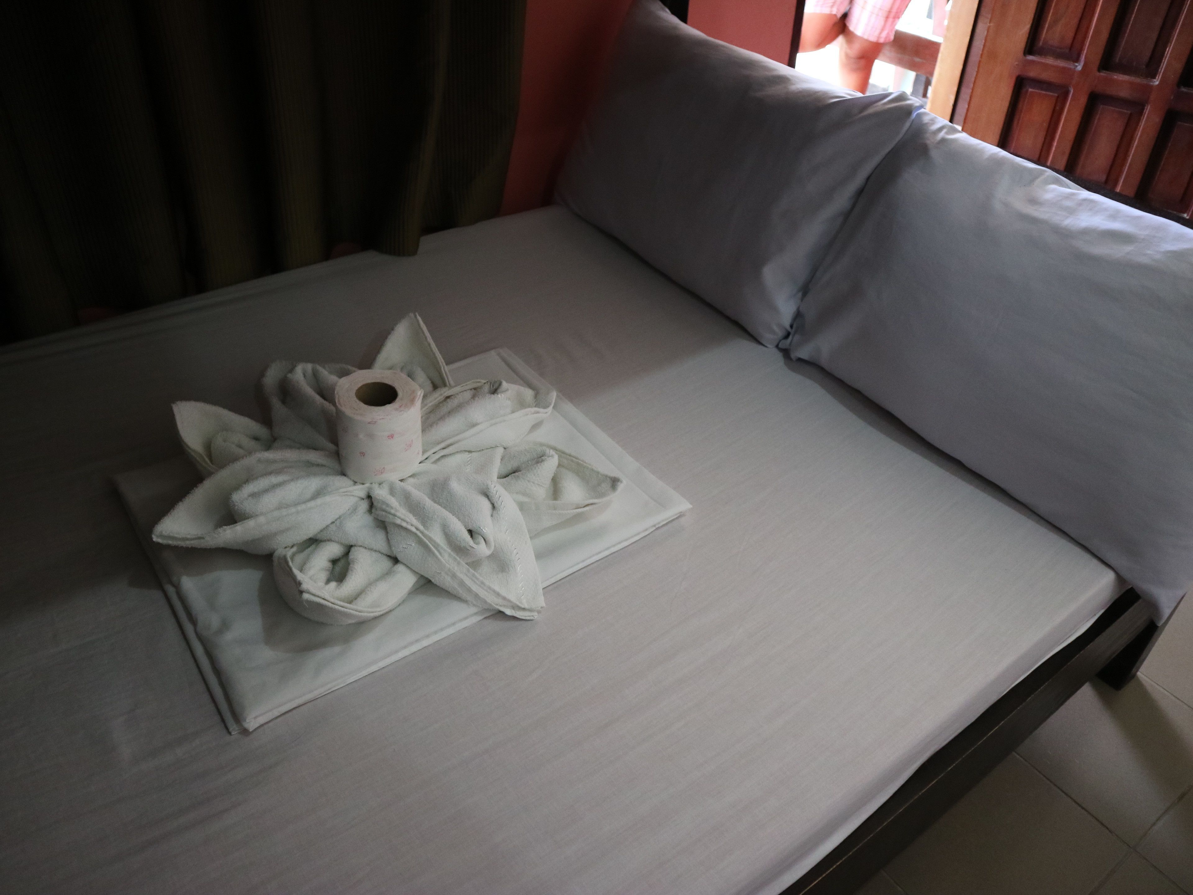 grand room | desk, rollaway beds, free wifi, bed sheets