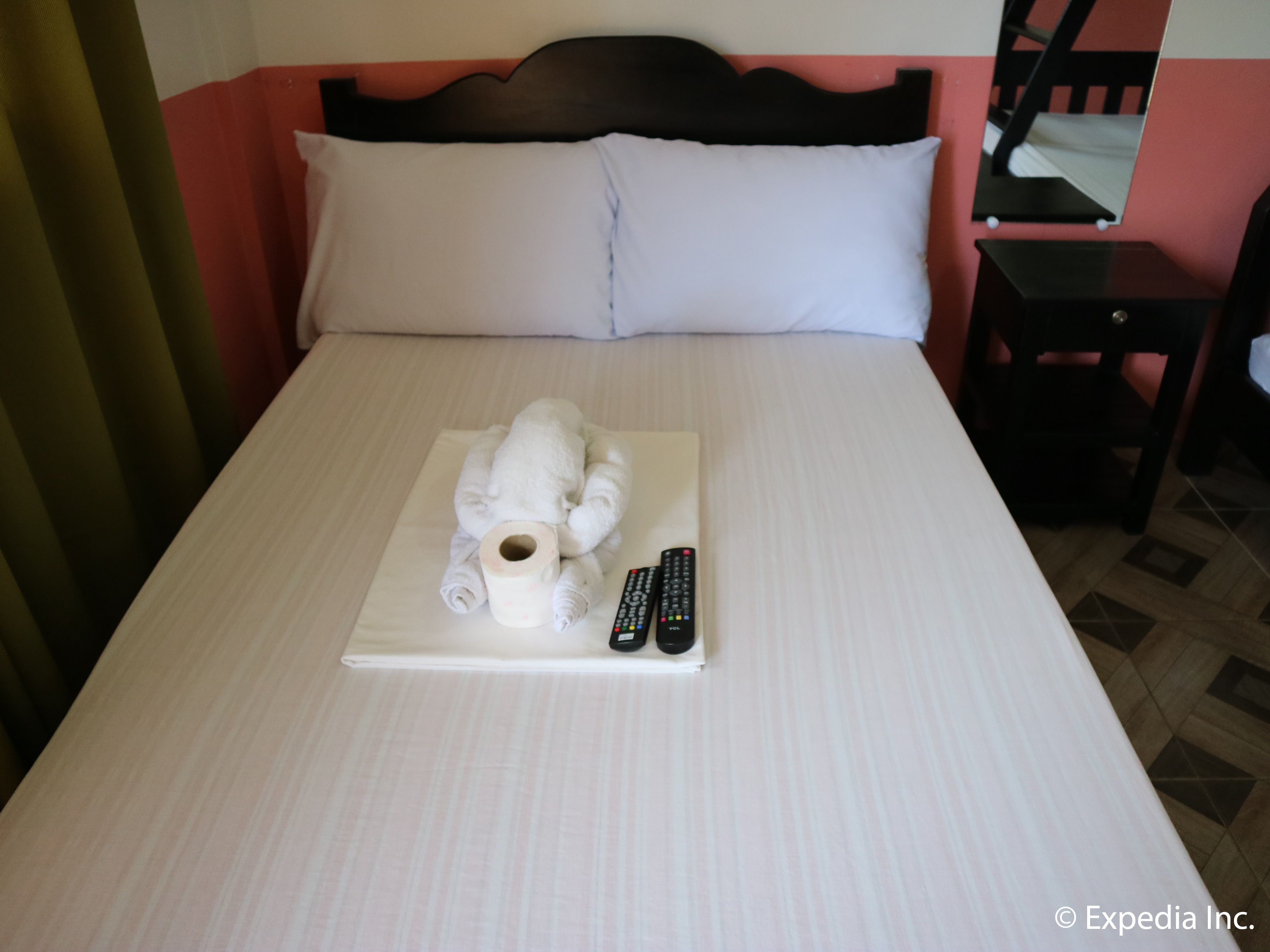 family room | desk, rollaway beds, free wifi, bed sheets