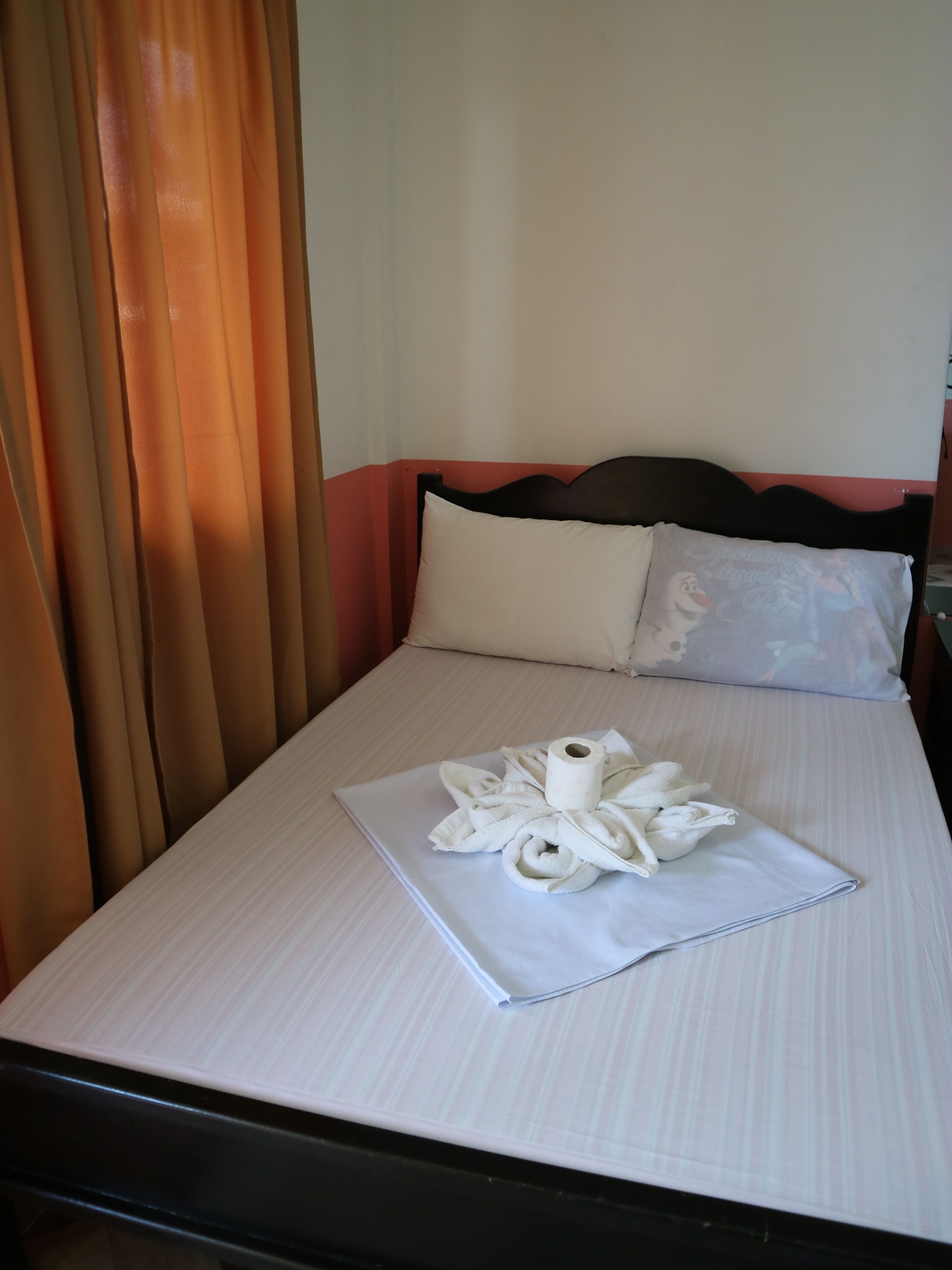 desk, rollaway beds, free wifi, bed sheets