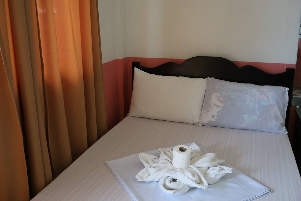 Meja kerja, tempat tidur lipat/tambahan, Wi-Fi gratis, dan seprai linen