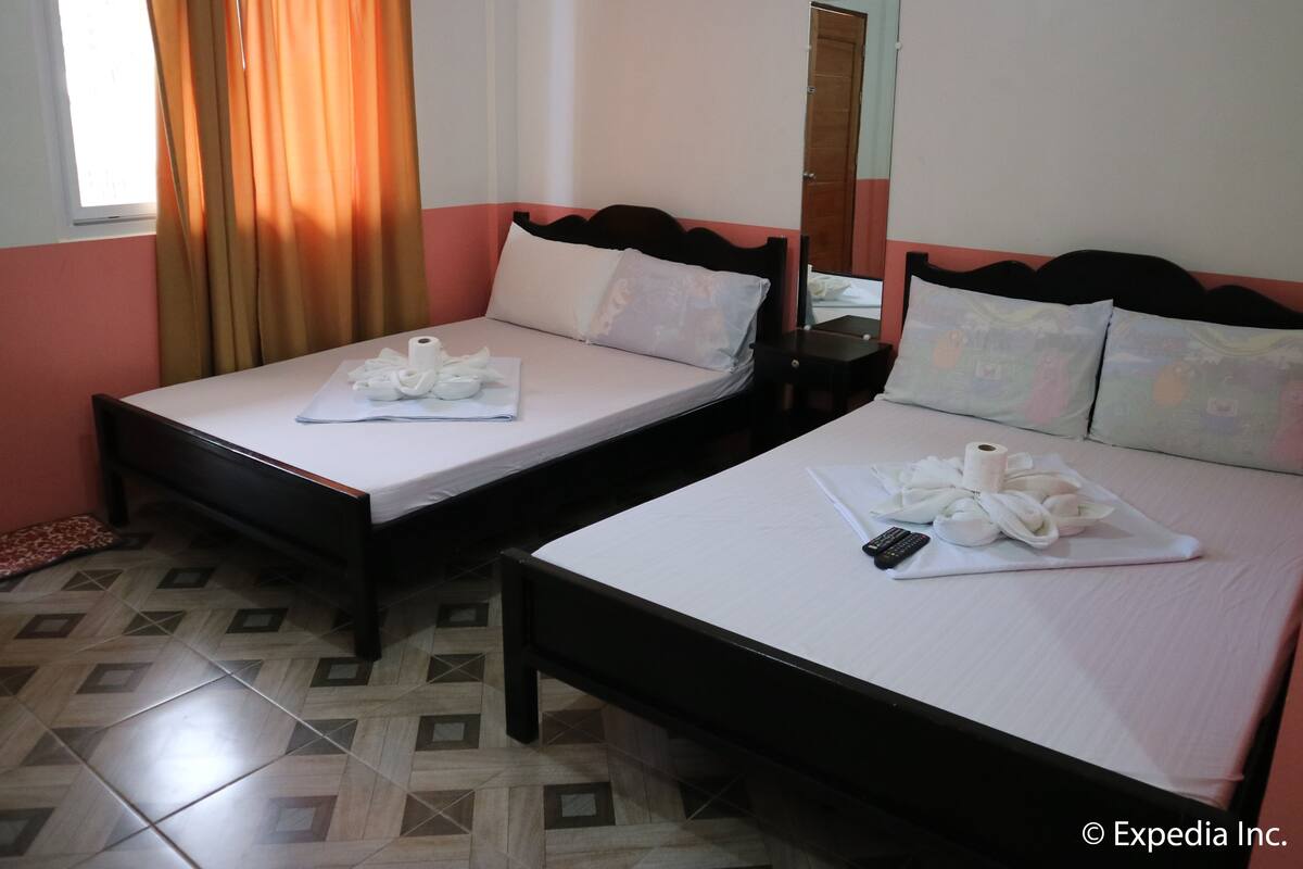 Meja kerja, tempat tidur lipat/tambahan, Wi-Fi gratis, dan seprai linen