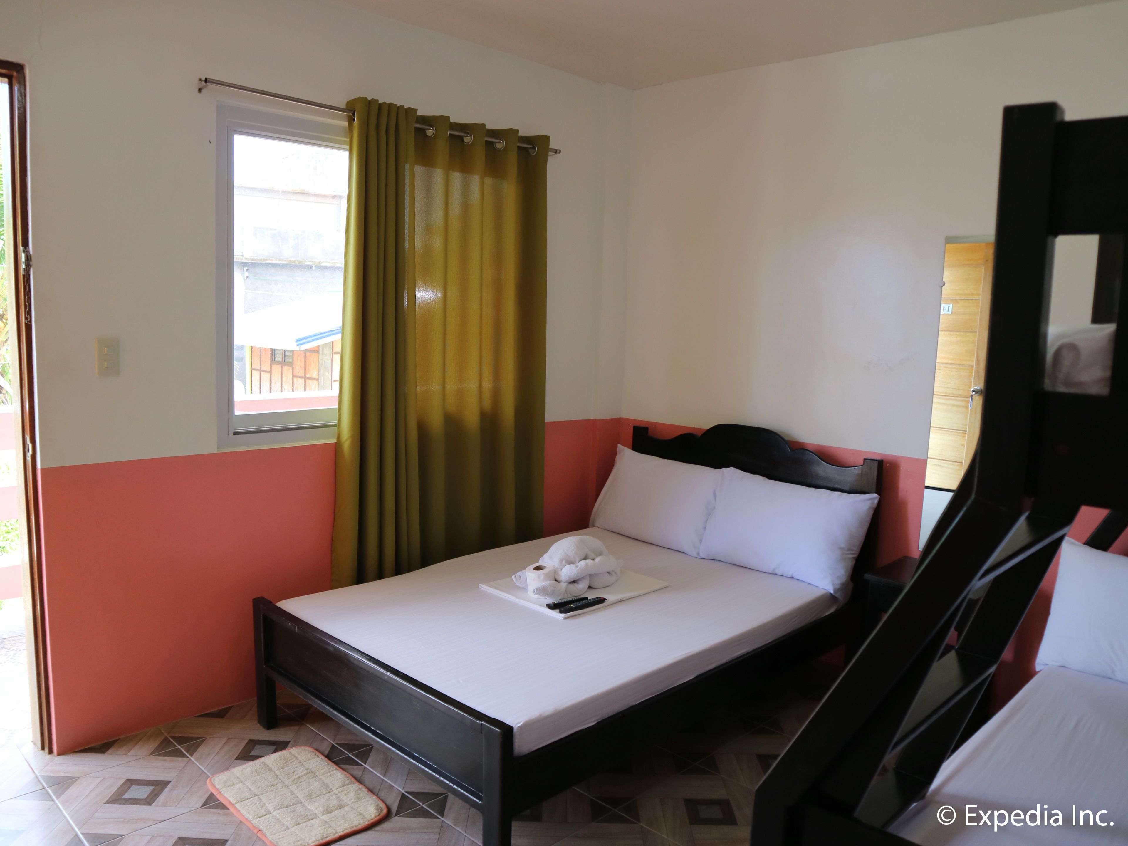 family room | desk, rollaway beds, free wifi, bed sheets
