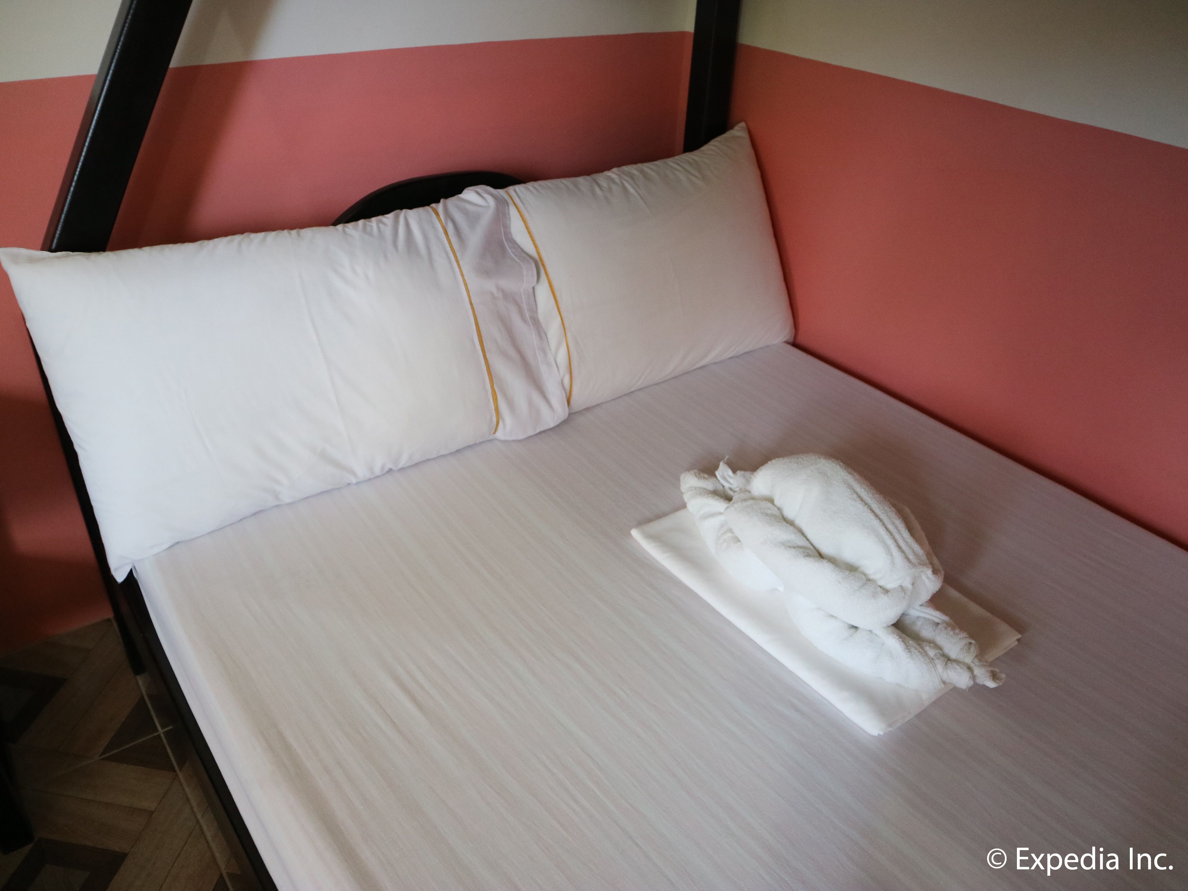 desk, rollaway beds, free wifi, bed sheets