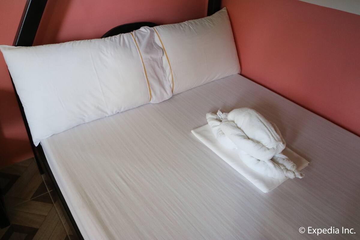 Meja kerja, tempat tidur lipat/tambahan, Wi-Fi gratis, dan seprai linen