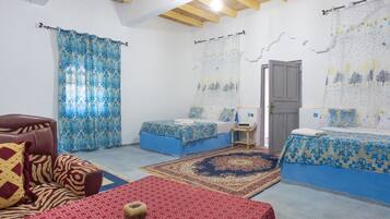 Habitación familiar | Ropa de cama de alta calidad, minibar, escritorio y insonorización