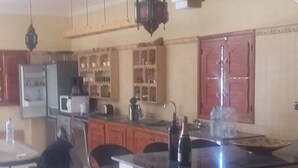 Bar (on property) - Maison D'hotes Les Grottes (Aït Benhaddou)
