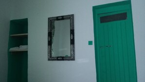 Twin Room | Room amenity - Maison D'hotes Les Grottes (Aït Benhaddou)