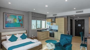 Studio, 1 Queen Bed | Private kitchen | Fridge, microwave, oven, stovetop