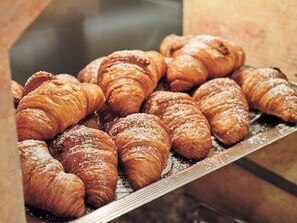 A display of assorted pastries, including croissants and other baked goods, arranged on a tray. - Genuss- und Vitalhotel Moisl (Abtenau)
