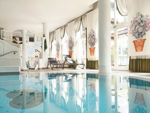 Indendørs pool, åben fra kl. 07.00 til kl. 19.00, liggestole