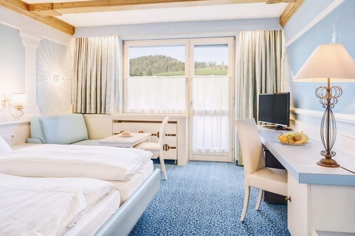 Camera doppia, balcone | Biancheria da letto ipoallergenica, una cassaforte in camera