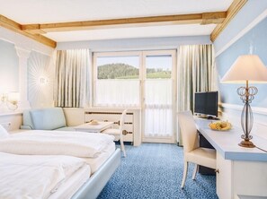 Dobbeltværelse - balkon | Allergivenligt sengetøj, pengeskab på værelset, skrivebord