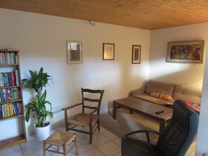 Basic Cottage | Living area