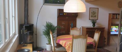 Basic Cottage | In-room dining