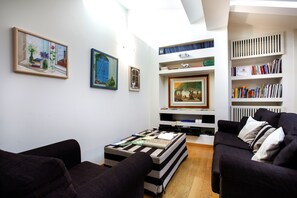 32-英寸纯平电视 (配备数码频道)、电视