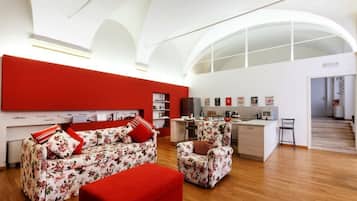 Departamento, 1 habitación | Área de sala de estar | Televisión de pantalla plana de 32 pulgadas con canales digitales
