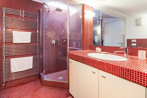 Suite | Kamar mandi | Perlengkapan mandi gratis, pengering rambut, kloset, dan handuk