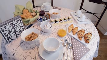 Bữa sáng buffet hàng ngày với phụ phí nhỏ