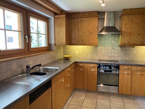 Fridge, microwave, oven, stovetop - Haus Ares (Zermatt)