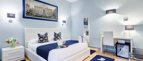 Une chambre d’hôtel moderne équipée d’un grand lit, d’un bureau et d’un réfrigérateur.