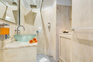 Shower, rainfall showerhead, free toiletries, hair dryer - Easy budget Colosseo (Rome)